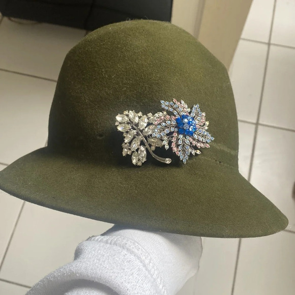 Vintage Accessories - Cutest vintage green felt hat with vintage rhinestone brooches